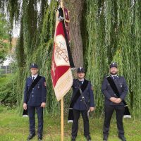Fahnenabordnung mit Trauerflor